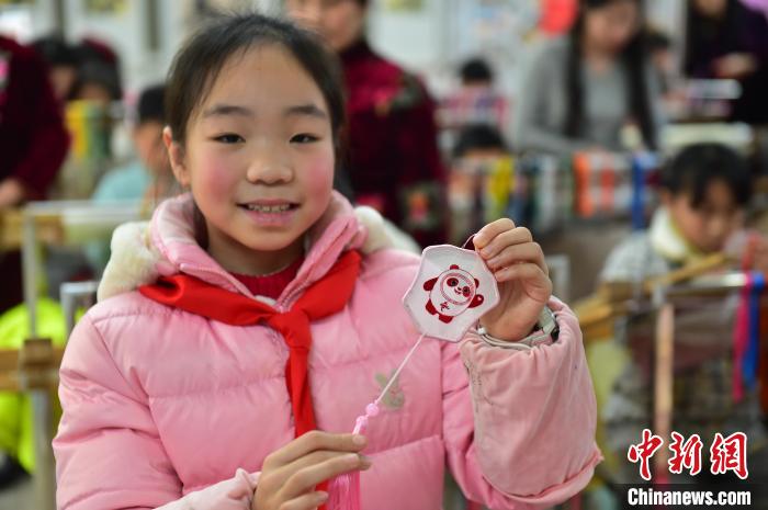 圖為一名小學(xué)生繡制的2022年北京冬奧會吉祥物“冰墩墩”形象。　喻云亮 攝