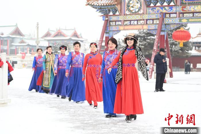 2月13日，老年人在呼和浩特市大召廣場拍照“打卡”。　劉文華 攝