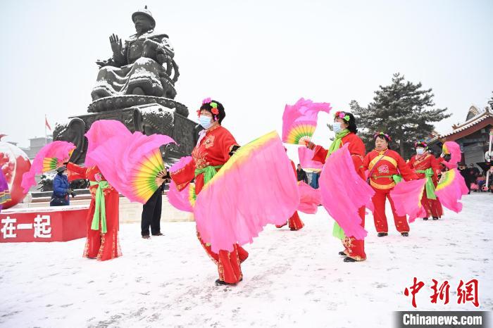 2月13日，秧歌隊在呼和浩特市大召廣場雪中起舞?！⑽娜A 攝