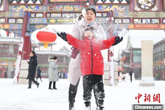 2月13日，家長與小朋友在呼和浩特市大召廣場享雪趣?！⑽娜A 攝