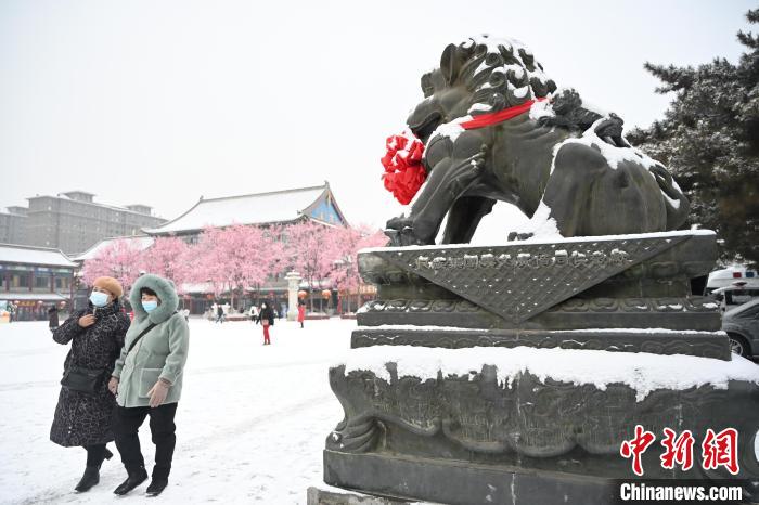 2月13日，民眾在呼和浩特市大召廣場雪中漫步。　劉文華 攝