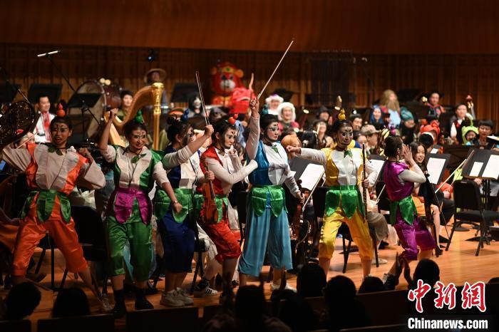 “音樂(lè)奇妙夜”西安上演歌者、樂(lè)手化身“卡通人”