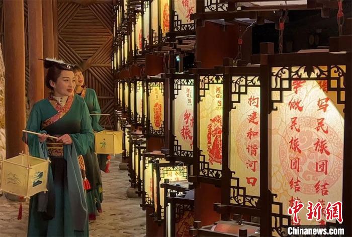 圖為游客身著古裝逛燈會(huì)?！堈裣?攝