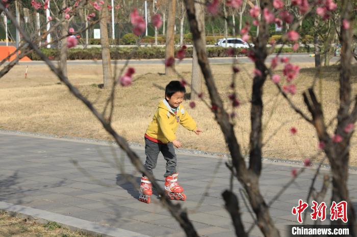 小朋友公園里玩耍?！∴囆?攝