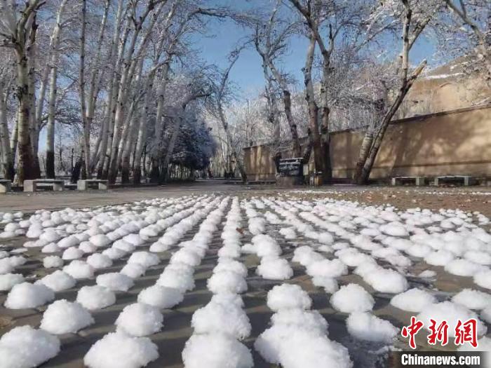 圖為春雪過后的莫高窟美不勝收。　周斌全 攝
