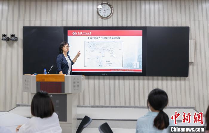 天津師范大學(xué)跨文化與世界文學(xué)研究院院長、教授郝嵐正在為同學(xué)們上課?！⊥踉谟?攝