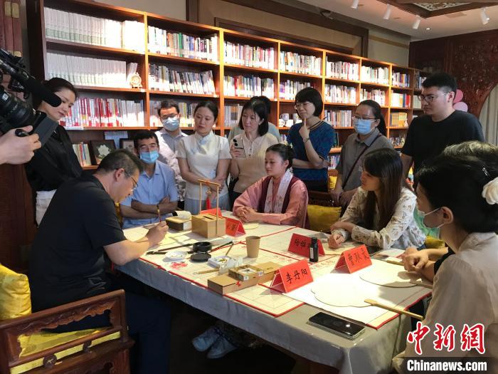 9月14日，“月動臨秋扇”中華傳統(tǒng)文化沉浸式體驗活動在北京紀(jì)曉嵐故居舉辦。 陳建新 攝 陳建新 攝