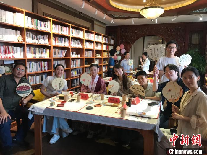 9月14日，“月動臨秋扇”中華傳統(tǒng)文化沉浸式體驗活動在北京紀(jì)曉嵐故居舉辦。陳建新 攝 陳建新 攝