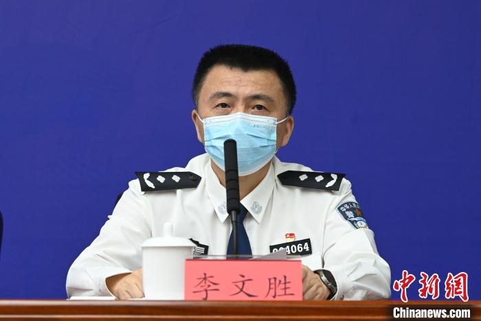 成都市公安局交管局局長(zhǎng)李文勝?！“苍?攝