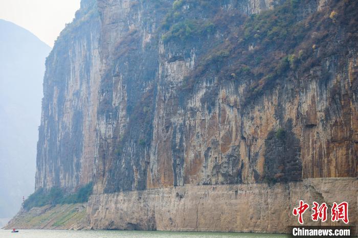 圖為瞿塘峽兩岸壯麗景致?！×簹J卿 攝