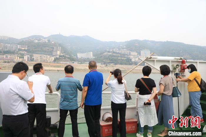 重慶市政協(xié)“同心聚力巴渝行”主題采訪團(tuán)15日走進(jìn)奉節(jié)，了解當(dāng)?shù)卣f(xié)委員護(hù)江成效?！×簹J卿 攝