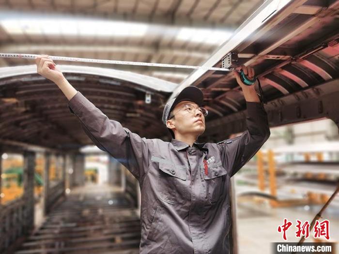 王漢卿在安裝車頂二次骨架吊?！∈茉L者供圖