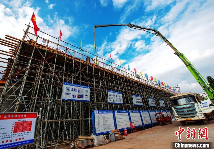 圖為渝昆高鐵云南段境內首座大橋連續(xù)梁混凝土澆筑施工現(xiàn)場?！『螀矽i 攝
