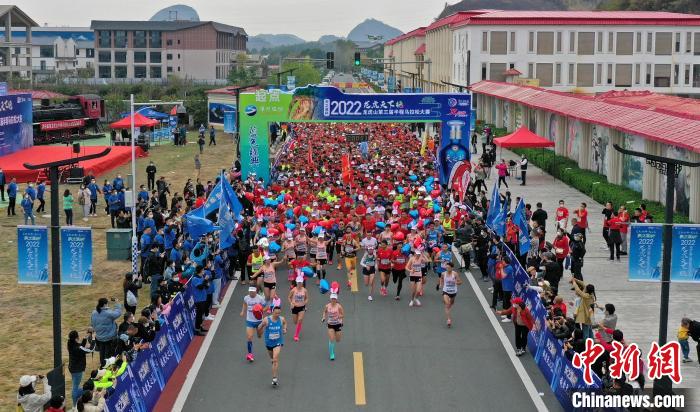 2022年龍虎山半程馬拉松鳴槍開跑?！⒅剧?攝