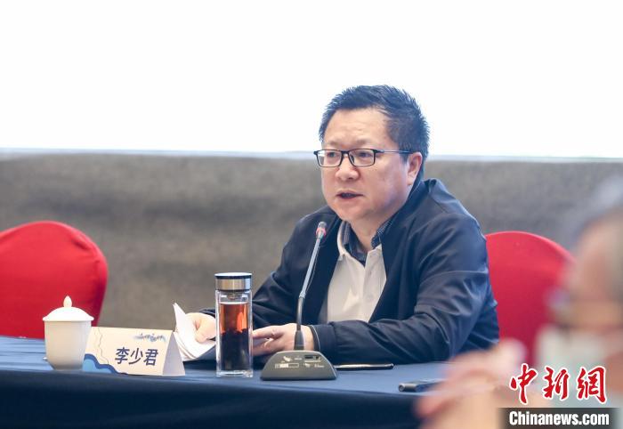 《詩刊》社主編李少君發(fā)言?！∠计挚h融媒體中心 供圖