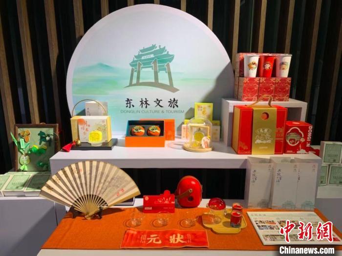 發(fā)展論壇現(xiàn)場展出的無錫城市文創(chuàng)作品?！O權(quán) 攝