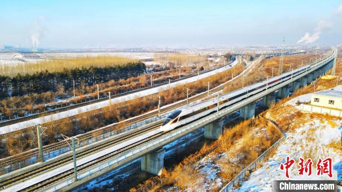 動(dòng)車組列車在運(yùn)行中。　哈鐵提供