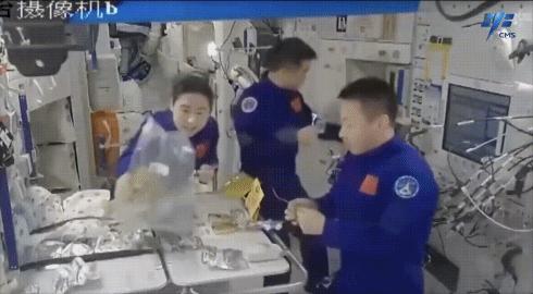 神舟十四號航天員在軌品嘗美食。圖片來源：中國載人航天工程辦公室官方微信