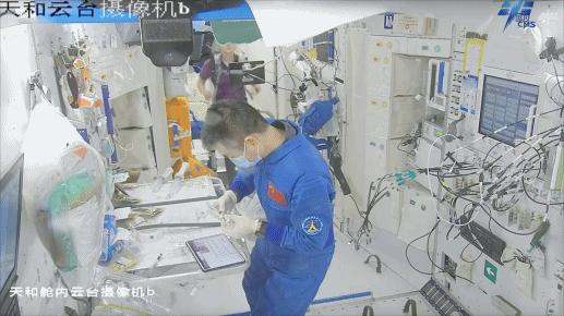 開展水樣微生物檢測。圖片來源：中國載人航天工程辦公室官方微信