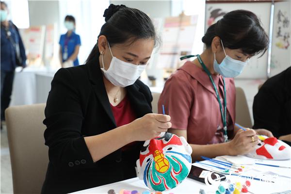 展覽會現場，泰國民眾體驗畫臉譜。人民網記者 趙益普攝