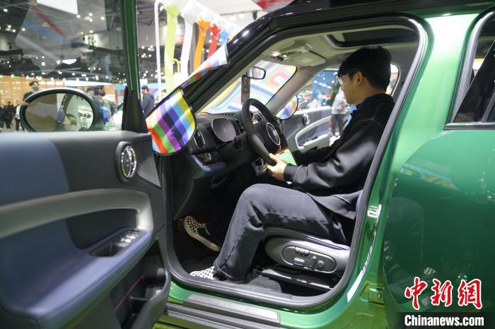 圖為觀眾在展會(huì)試駕車(chē)輛?！⑿?攝