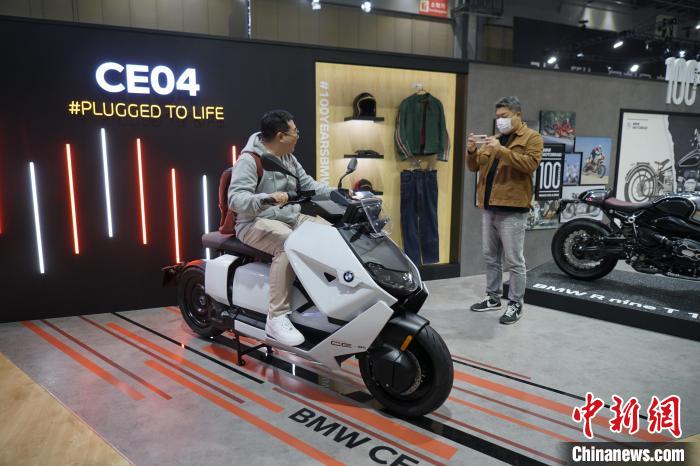圖為觀眾在展會(huì)試駕車(chē)輛?！⑿?攝