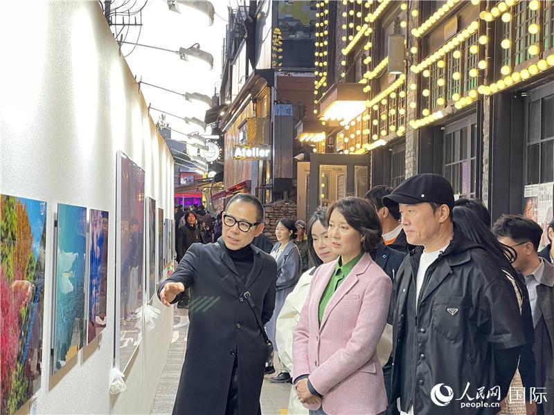 韓國(guó)中小風(fēng)險(xiǎn)企業(yè)部長(zhǎng)官李永參觀梨泰院街頭藝術(shù)展。實(shí)習(xí)生 許鵬飛攝