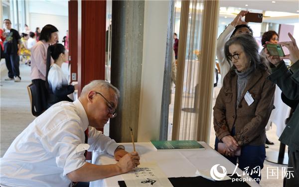 “聯(lián)合國中文日”慶?；顒由线M行了書法等中國文化展示。人民網(wǎng)記者 尚凱元攝