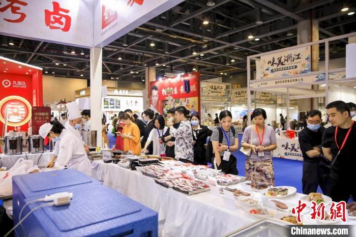 活動現(xiàn)場人頭攢動?！≌憬∩虅?wù)廳 供圖