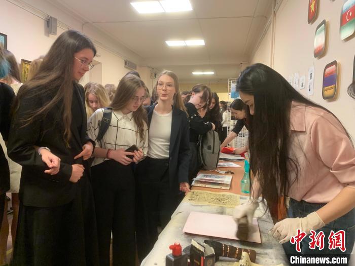 4月21日，莫斯科國立語言大學(xué)孔子學(xué)院附屬中學(xué)舉辦“國際中文日”活動，學(xué)生們體驗雕版印刷?！∧箍茋⒄Z言大學(xué)孔子學(xué)院 供圖