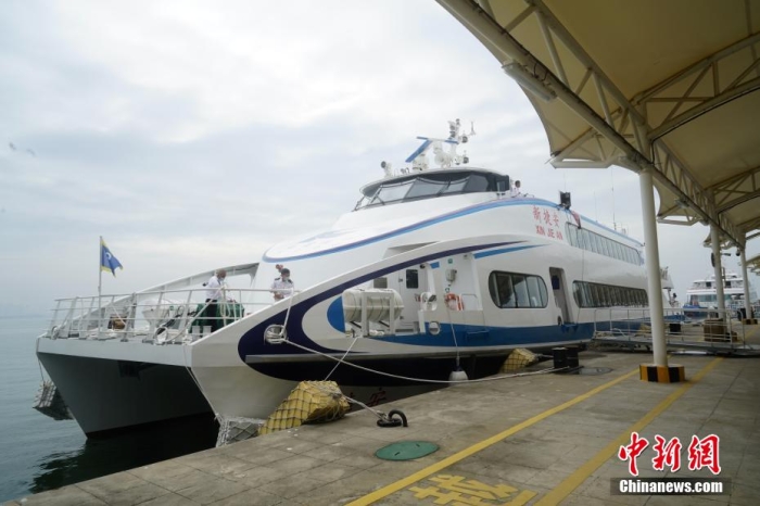 5月3日，“新捷安”輪載著157名乘客從廈門啟航前往金門，這是“新捷安”輪入列廈金航線后的首個航班。廈門海事局執(zhí)法人員對船舶進行了全面的開航前檢查，確保首航安全?！靶陆莅病陛喛傞L43米、船寬10.5米、型深3.61米，載客量350人，是現(xiàn)有廈金客運航線參營客船中載客定額最大的雙體穿浪高速客船，用以替換原有的“捷安”輪。福建海事 供圖