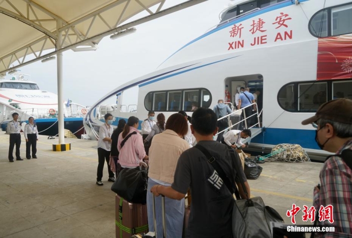 圖為乘客登船準備從廈門啟航前往金門。福建海事 供圖