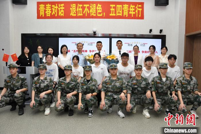受邀功臣同師生代表合影?！≌闹菔型艘圮娙耸聞站止﹫D