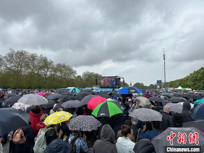 當(dāng)?shù)貢r(shí)間5月6日，英國(guó)國(guó)王查爾斯三世的加冕儀式舉行。民眾雨中觀看儀式。　歐陽(yáng)開(kāi)宇 攝