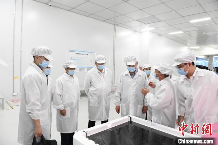 圖為蔡達(dá)峰一行在惠科電子(北海)科技產(chǎn)業(yè)園調(diào)研?！×趾?攝