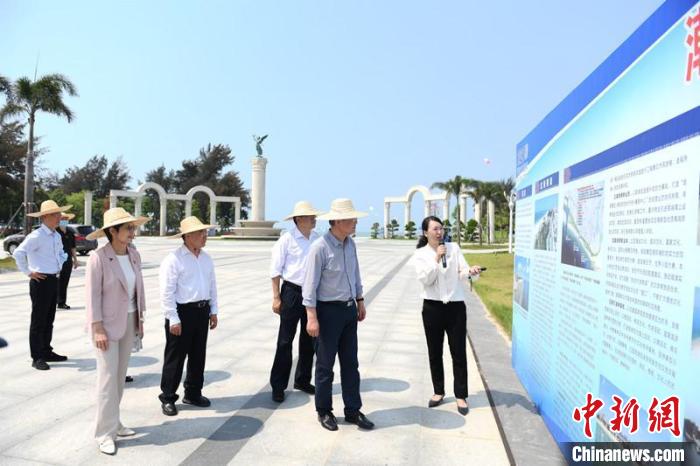 圖為蔡達(dá)峰一行了解北海銀灘景區(qū)改造提升工程情況?！×趾?攝