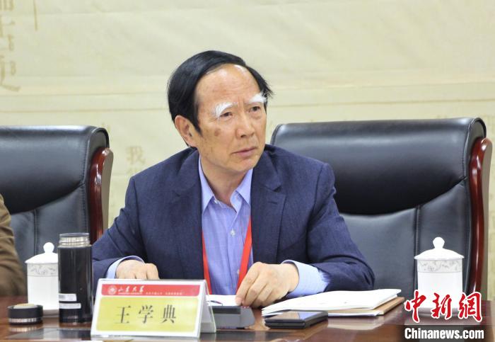 山東大學(xué)儒學(xué)高等研究院執(zhí)行院長(zhǎng)、《文史哲》雜志主編王學(xué)典主持首場(chǎng)主題發(fā)言。　趙曉 攝