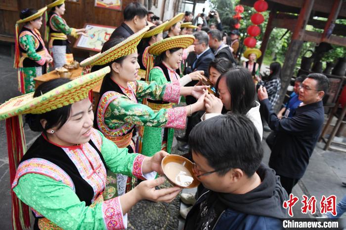 楓香瑤寨村民用攔門酒熱情迎接客人?！钊A峰 攝