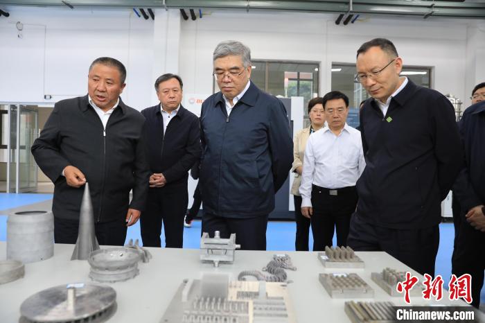 民進(jìn)中央常務(wù)副主席朱永新率調(diào)研組赴四川開(kāi)展重點(diǎn)考察調(diào)研。圖為在四川工程職業(yè)技術(shù)學(xué)院考察調(diào)研。　民進(jìn)中央供圖