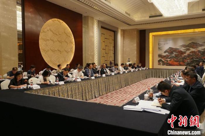 民進(jìn)中央主席蔡達(dá)峰近日率調(diào)研組赴江蘇開(kāi)展重點(diǎn)考察調(diào)研。圖為在調(diào)研座談會(huì)現(xiàn)場(chǎng)?！∶襁M(jìn)中央供圖
