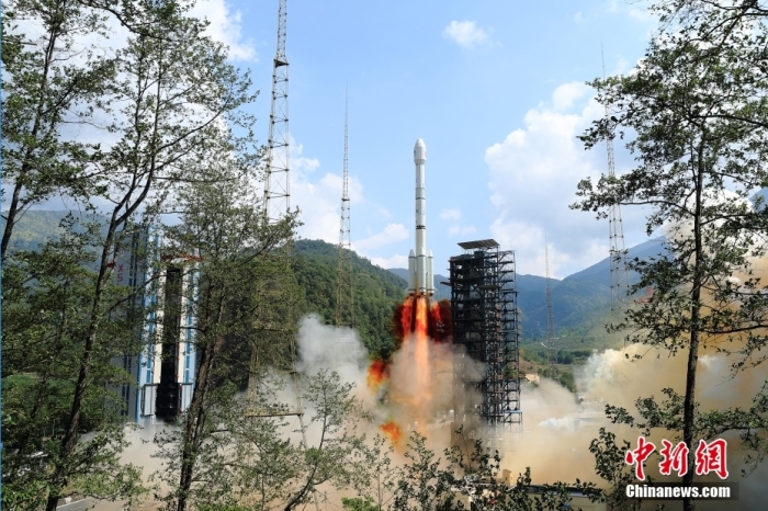 5月17日10時(shí)49分，我國(guó)在西昌衛(wèi)星發(fā)射中心用長(zhǎng)征三號(hào)乙運(yùn)載火箭，成功發(fā)射第五十六顆北斗導(dǎo)航衛(wèi)星。該衛(wèi)星屬地球靜止軌道衛(wèi)星，是我國(guó)北斗三號(hào)工程的首顆備份衛(wèi)星。入軌并完成在軌測(cè)試后，將接入北斗衛(wèi)星導(dǎo)航系統(tǒng)。此次發(fā)射是北斗三號(hào)工程高密度組網(wǎng)之后，時(shí)隔3年的首發(fā)任務(wù)。楊志遠(yuǎn) 攝