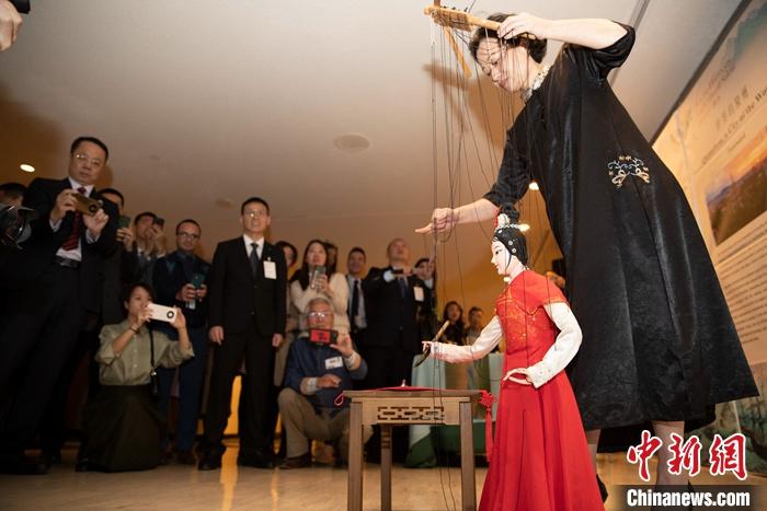 當(dāng)?shù)貢r(shí)間5月19日，中國(guó)常駐聯(lián)合國(guó)代表團(tuán)、中國(guó)文化和旅游部、泉州市人民政府在紐約聯(lián)合國(guó)總部聯(lián)合舉辦“茶和天下·雅集”主題展覽和招待會(huì)。圖為展覽表演泉州提線木偶寫(xiě)書(shū)法。 <a target='_blank' href='/' _fcksavedurl='/'><p  align=
