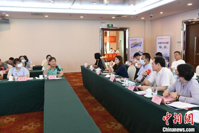 圖為中國(guó)銀行廣西分行代表在回應(yīng)桂林歸義生態(tài)農(nóng)業(yè)有限公司總經(jīng)理夏月紅的貸款需求?！∈Y雪林 攝