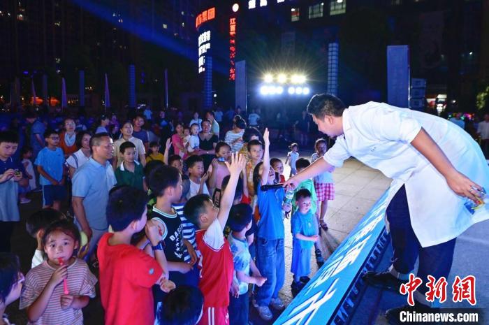 2023年鷹潭市“好奇心”科普節(jié)吸引了不少孩子踴躍參與?！≈鬓k方 供圖