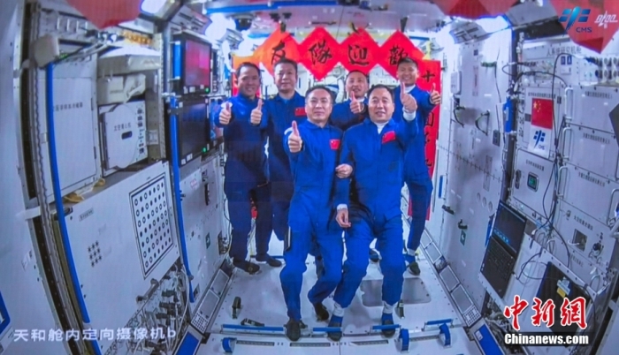 圖為神舟十五號(hào)航天員乘組與神舟十六號(hào)航天員乘組“全家?！薄Ｖ袊d人航天工程辦公室 供圖