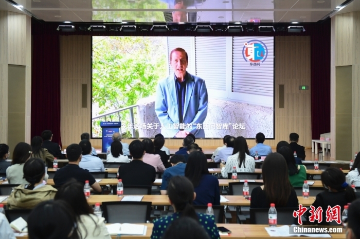 5月30日，<a target='_blank' href='/'>中新社</a>第二屆“東西問(wèn)智庫(kù)”主題論壇在北京舉行，多位中外專家圍繞“AI革命與文明進(jìn)化”展開(kāi)討論。圖為美國(guó)加州理工學(xué)院電氣工程和計(jì)算機(jī)科學(xué)教授、人工智能專家亞瑟·阿布-穆斯塔法通過(guò)視頻在論壇上作主旨演講。<a target='_blank' href='/'>中新社</a>記者 田雨昊 攝