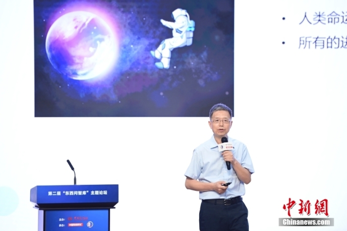 5月30日，<a target='_blank' href='/'>中新社</a>第二屆“東西問智庫”主題論壇在北京舉行，多位中外專家圍繞“AI革命與文明進化”展開討論。圖為北京大學(xué)新聞與傳播學(xué)院教授胡泳在論壇上作主旨演講。<a target='_blank' href='/'>中新社</a>記者 田雨昊 攝