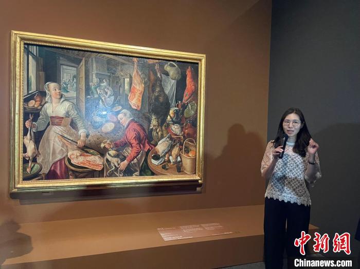當(dāng)?shù)貢r(shí)間6月1日，韓國(guó)國(guó)立中央博物館講解員在向游客講解畫作?！∪f(wàn)佳欣 攝