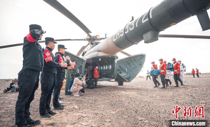 圖為阿拉善邊境管理支隊民警目送航天員登機離開?！缇?攝