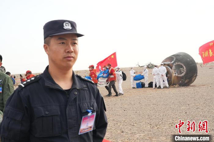 圖為阿拉善邊境管理支隊民警在著陸場開展安保工作?！埥?攝